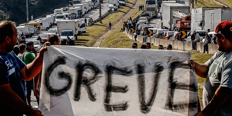 Greve dos caminhoneiros é suspensa após governo endurecer regras do frete